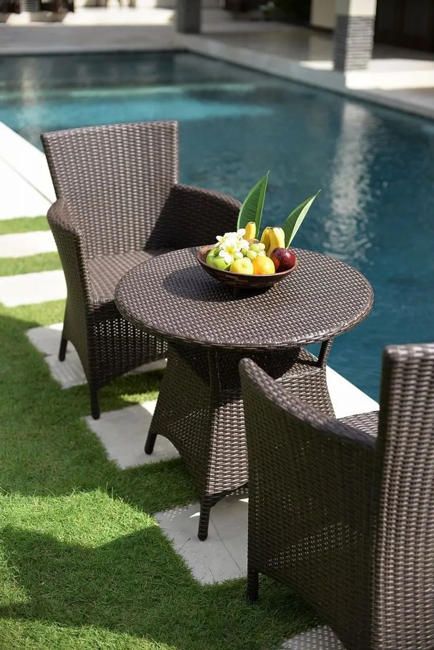 Conjunto de mesa com 2 poltronas 