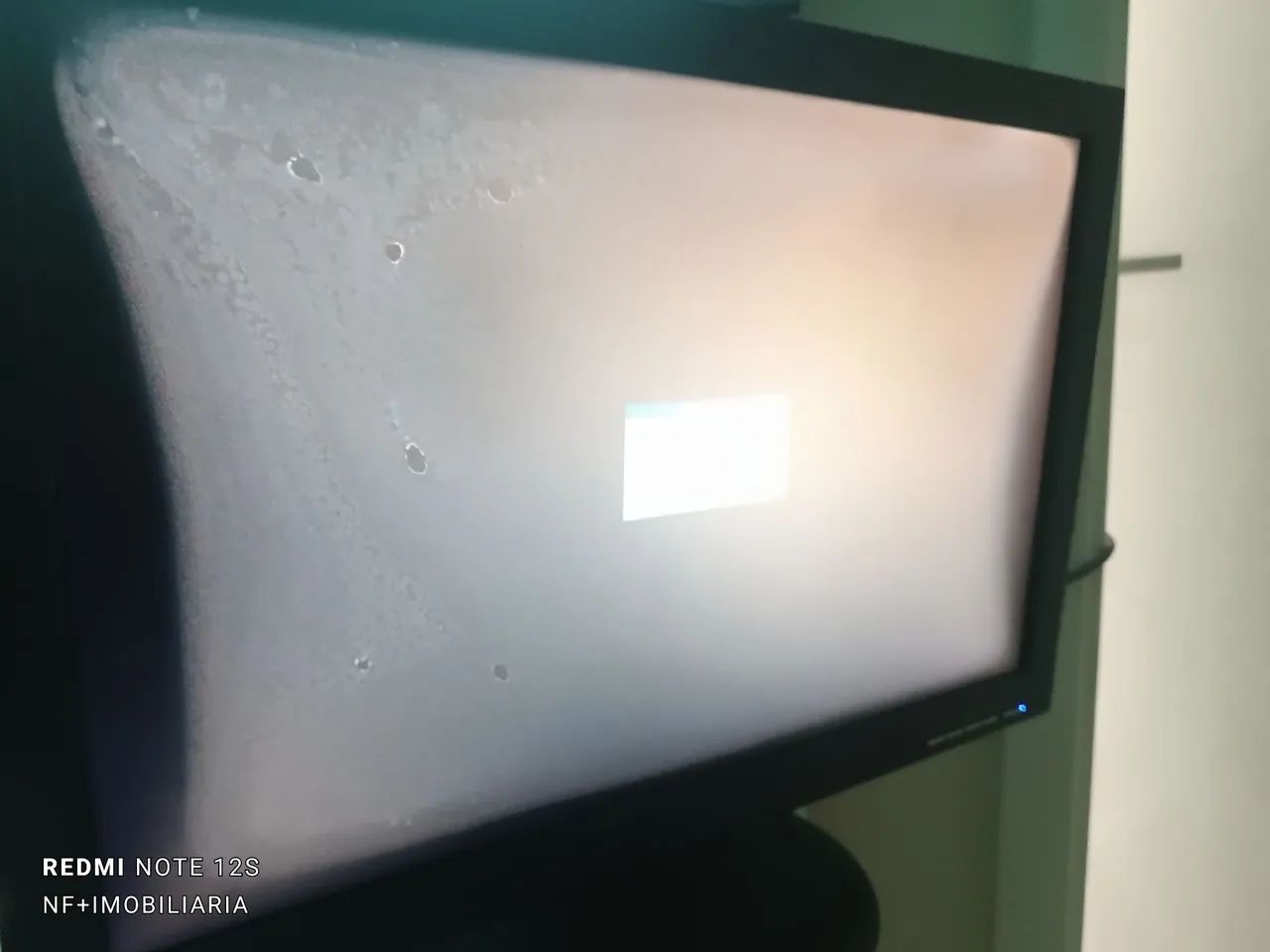 Monitor 19 polegadas liga e desliga - defeito