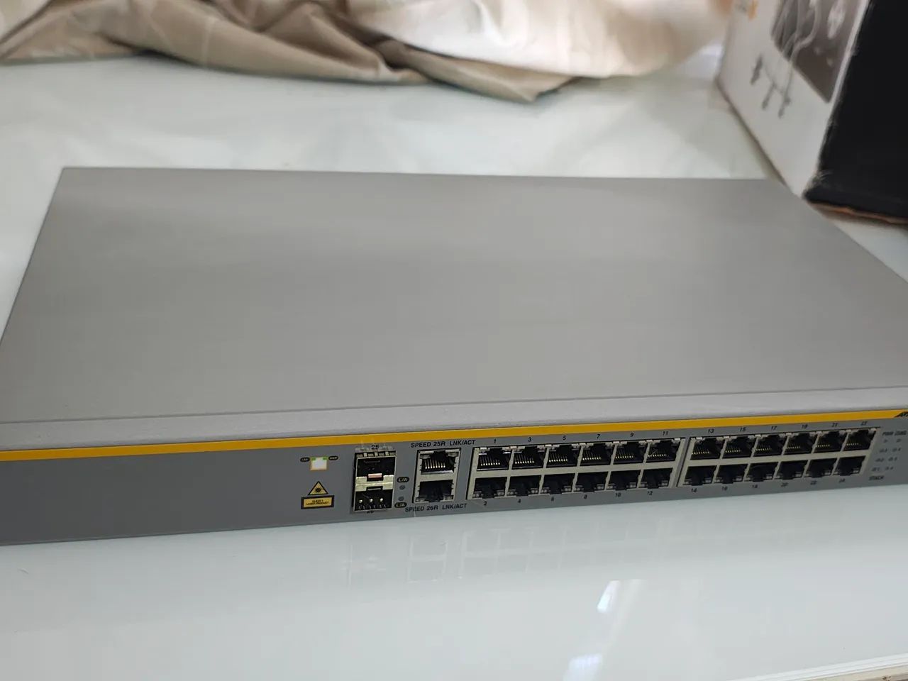 Switch Gerenciável 24 Portas PoE Allied Telesis AT-8000S/24POE - Foto 4