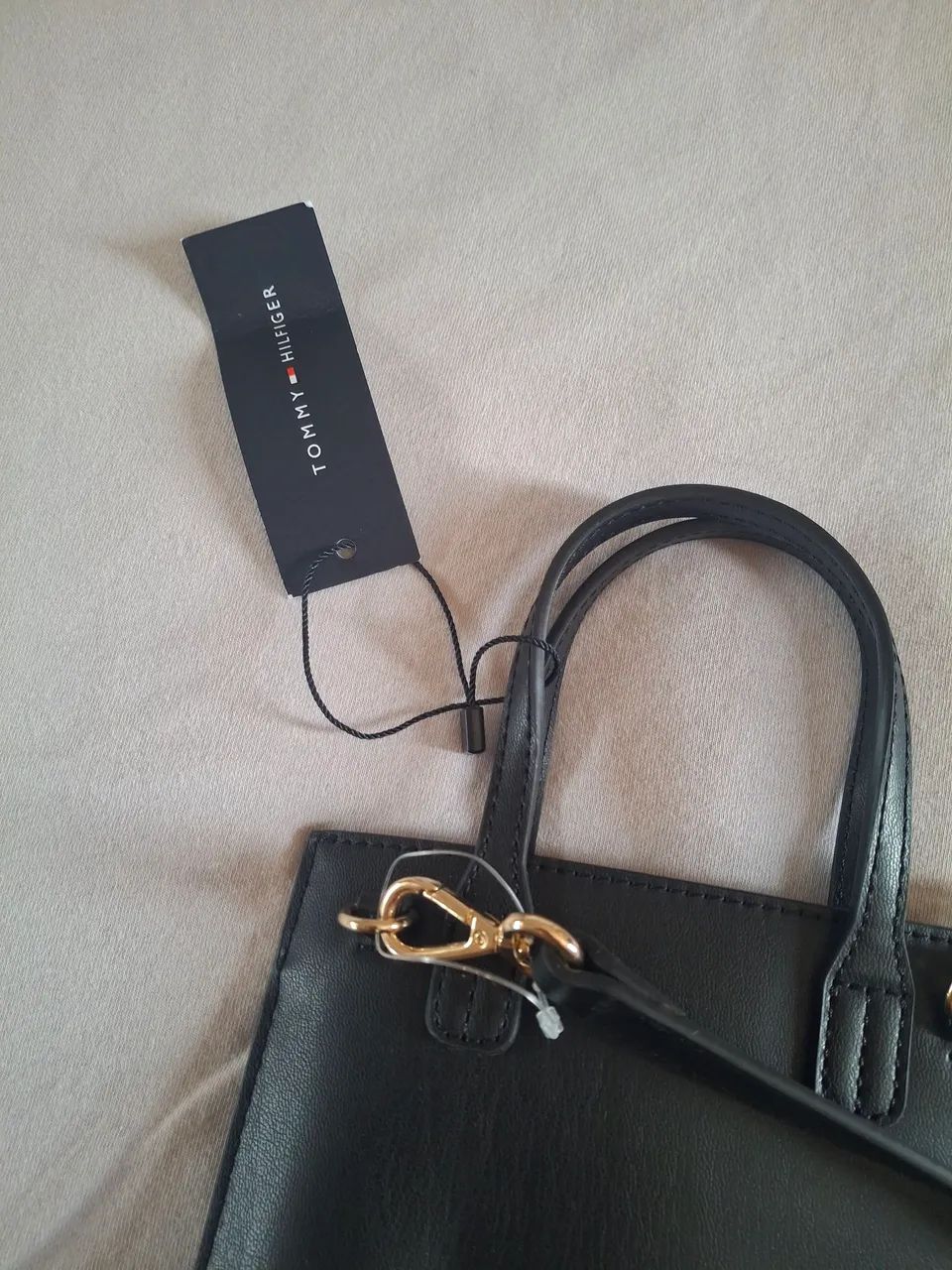 uma mini bolsa preta da Tommy Hilfiger  - Foto 2
