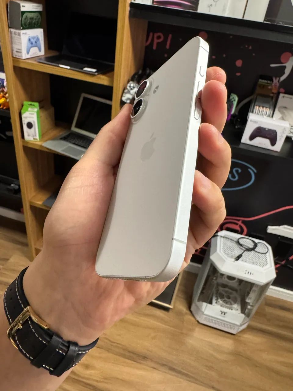 iPhone 16 semi novo perfeito 