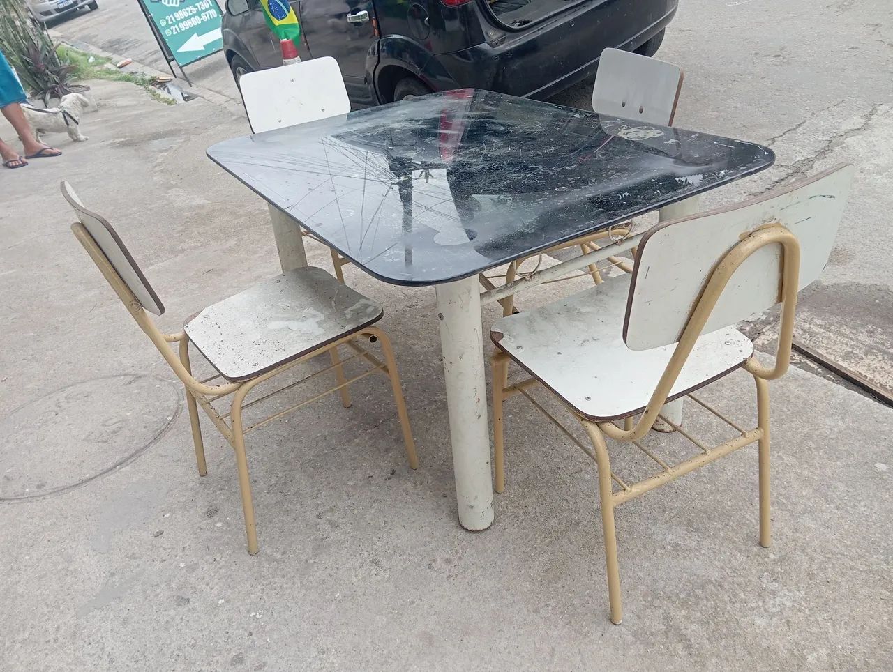 Mesa com tampo de vidro e quatro cadeiras  - Foto 5