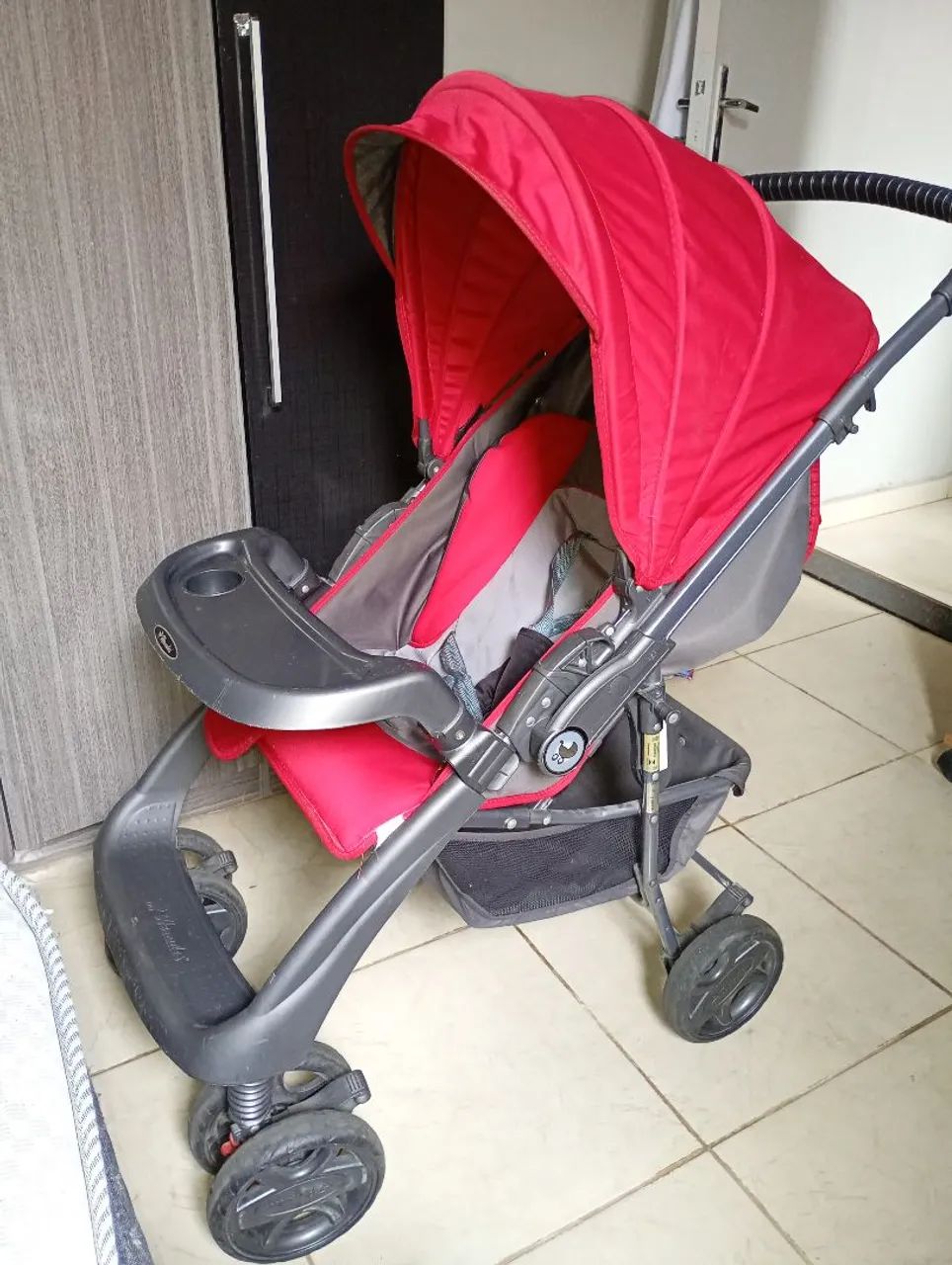 Carrinho e bebe conforto junto com as bolsas
