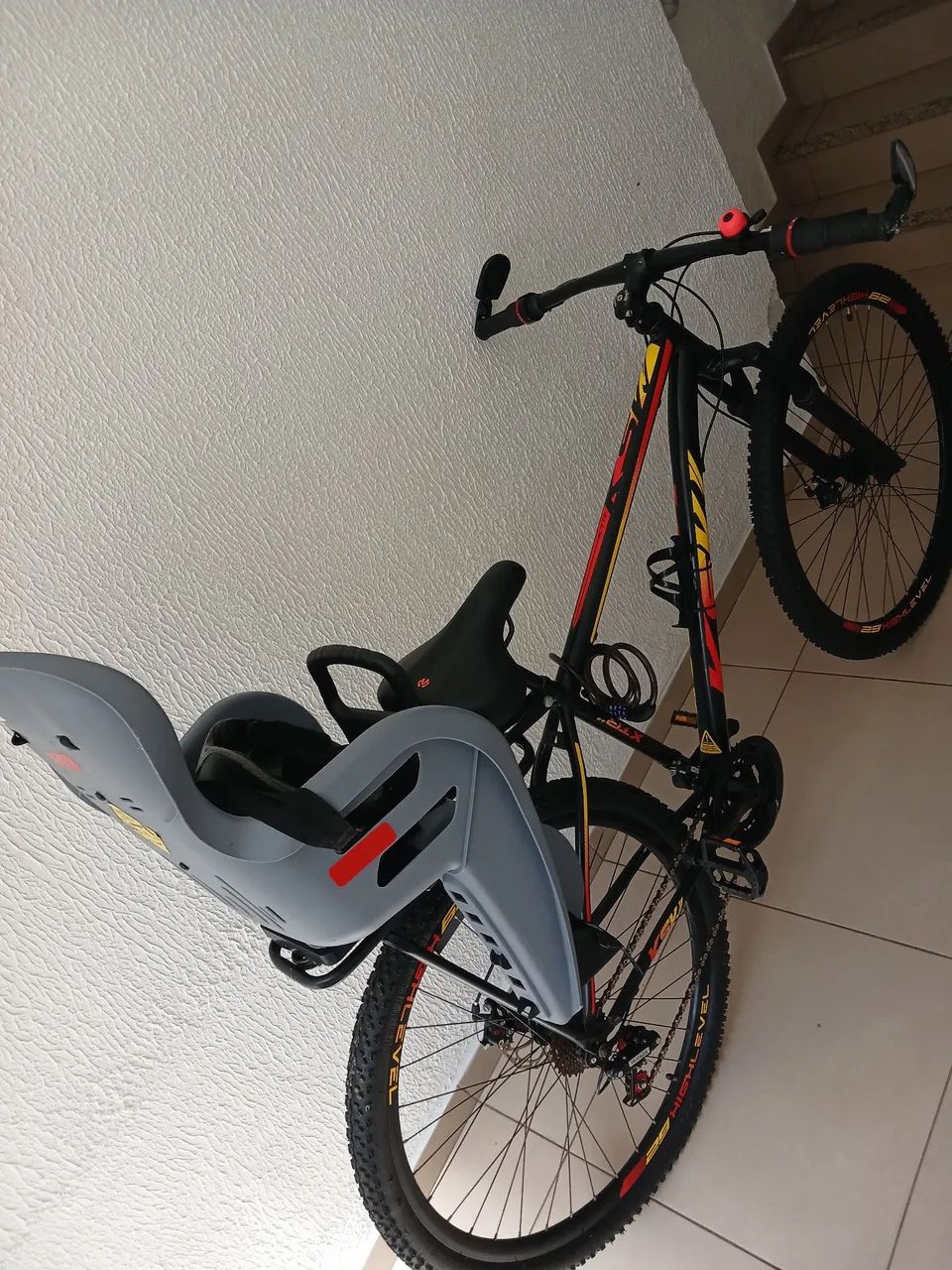 Bicicleta aro 29 ótimo estado com cadeirinha  - Foto 4