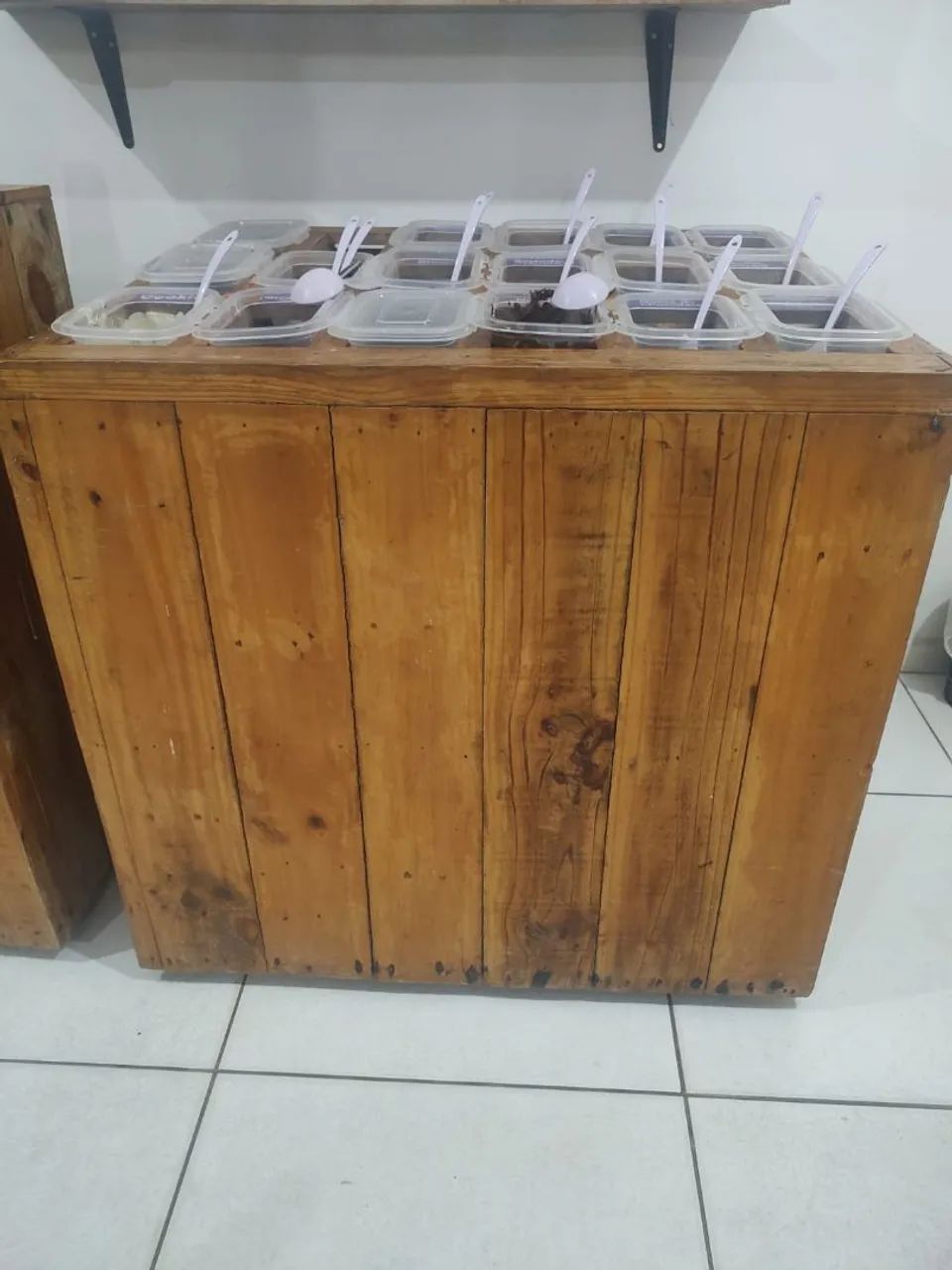 Balcão para sorveteria e acaiteria 3 em 1. Com vasilhas, sem colheres.