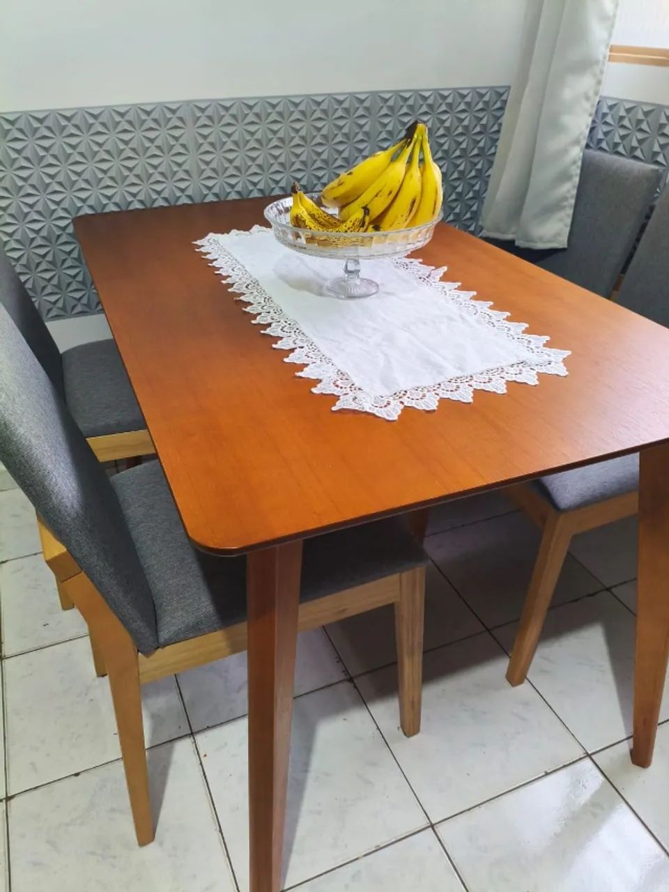 MESA DE JANTAR COM 4 CADEIRAS DE MADEIRA (TOK STOK)