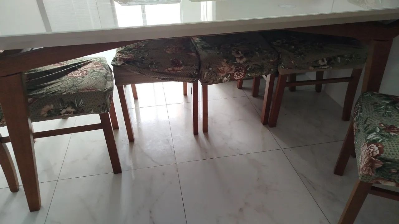 Mesa com 6 cadeiras 