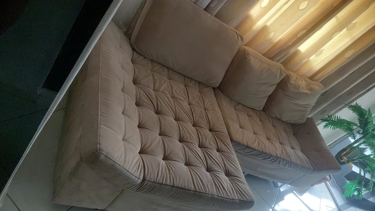 Sofá ton bege ele tem uma parte fixa ou o outro assento normal