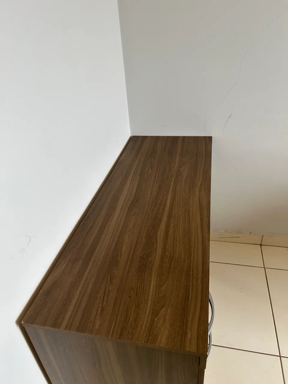Mesa com duas gavetas e uma cadeira  - Foto 3