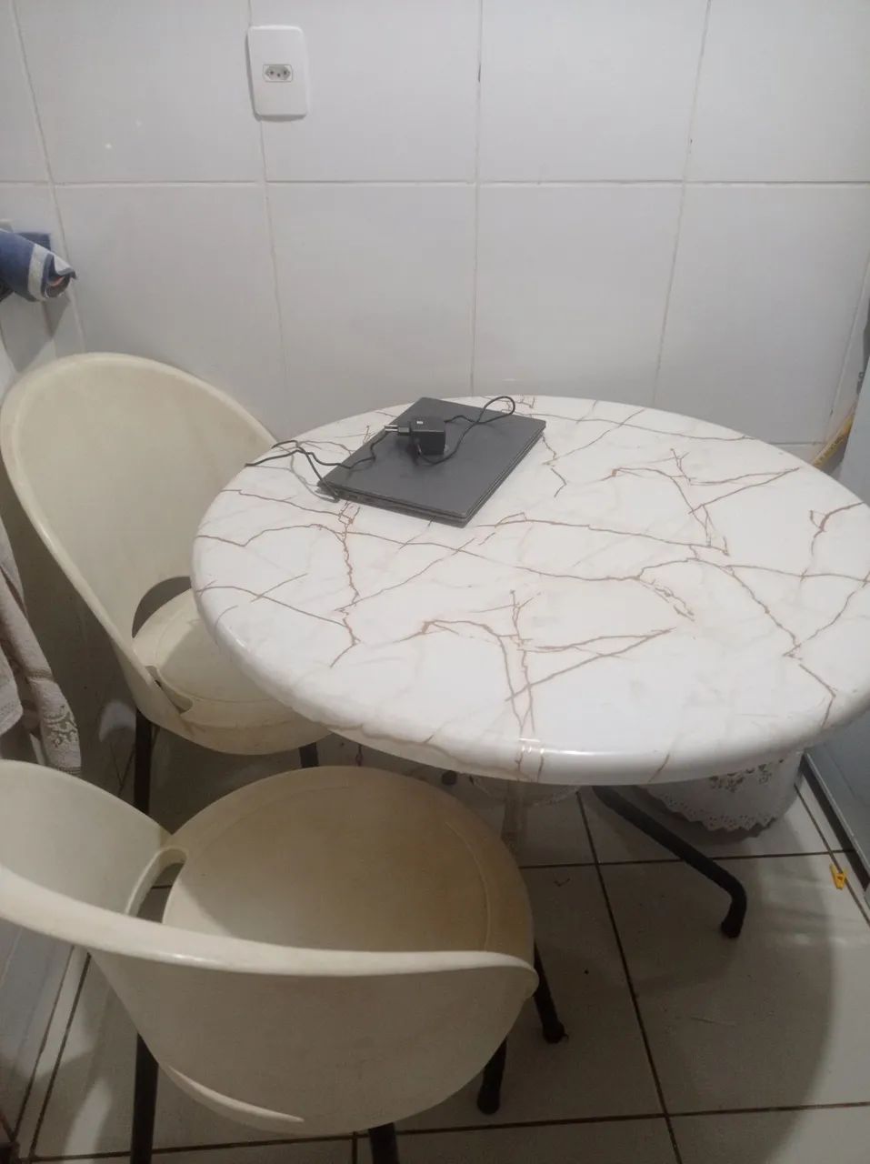 Mesa com 2 cadeiras 