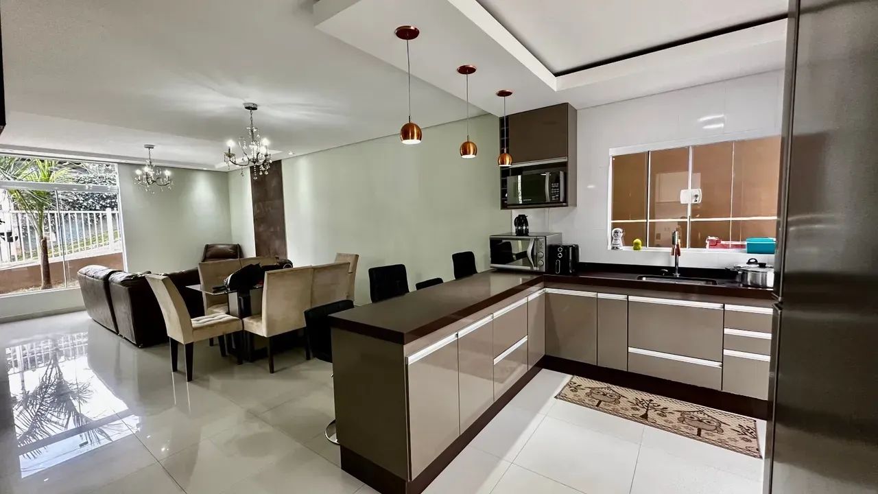 SOBRADO COM 4 SUITES E PISCINA PRIVATIVA!