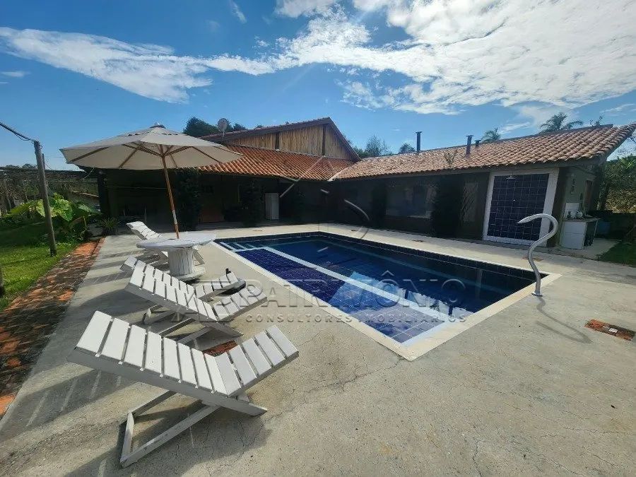 CHACARA COM 4 QUARTOS SENDO 2 SUITES - CAPELA DO ALTO - PORTEIRA FECHADA