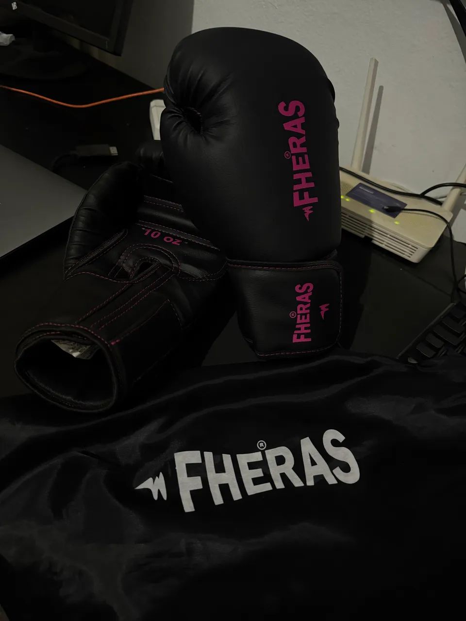 Luva de Boxe Fheras 10 OZ - Preta/Rosa - Praticamente Nova - Foto 3