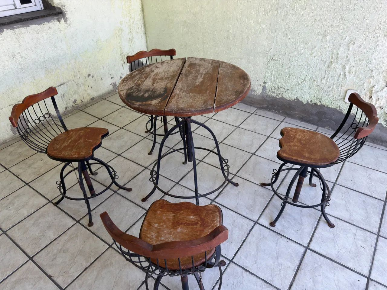 Conjunto Mesa Bistrô Alta com 4 Cadeiras Giratórias de Ferro e Madeira - Foto 3