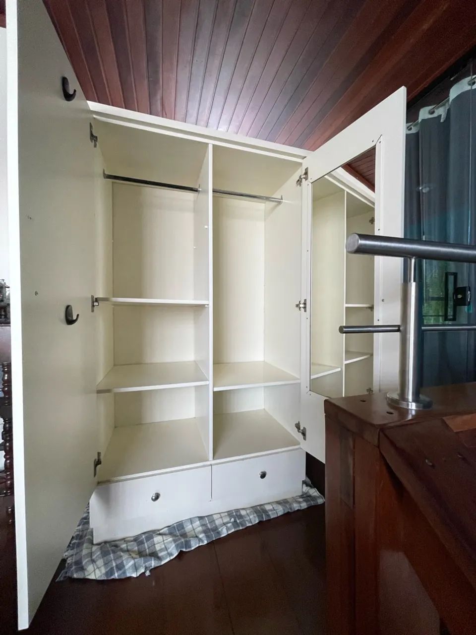 Armário espaçoso com espelho interno  - Foto 2