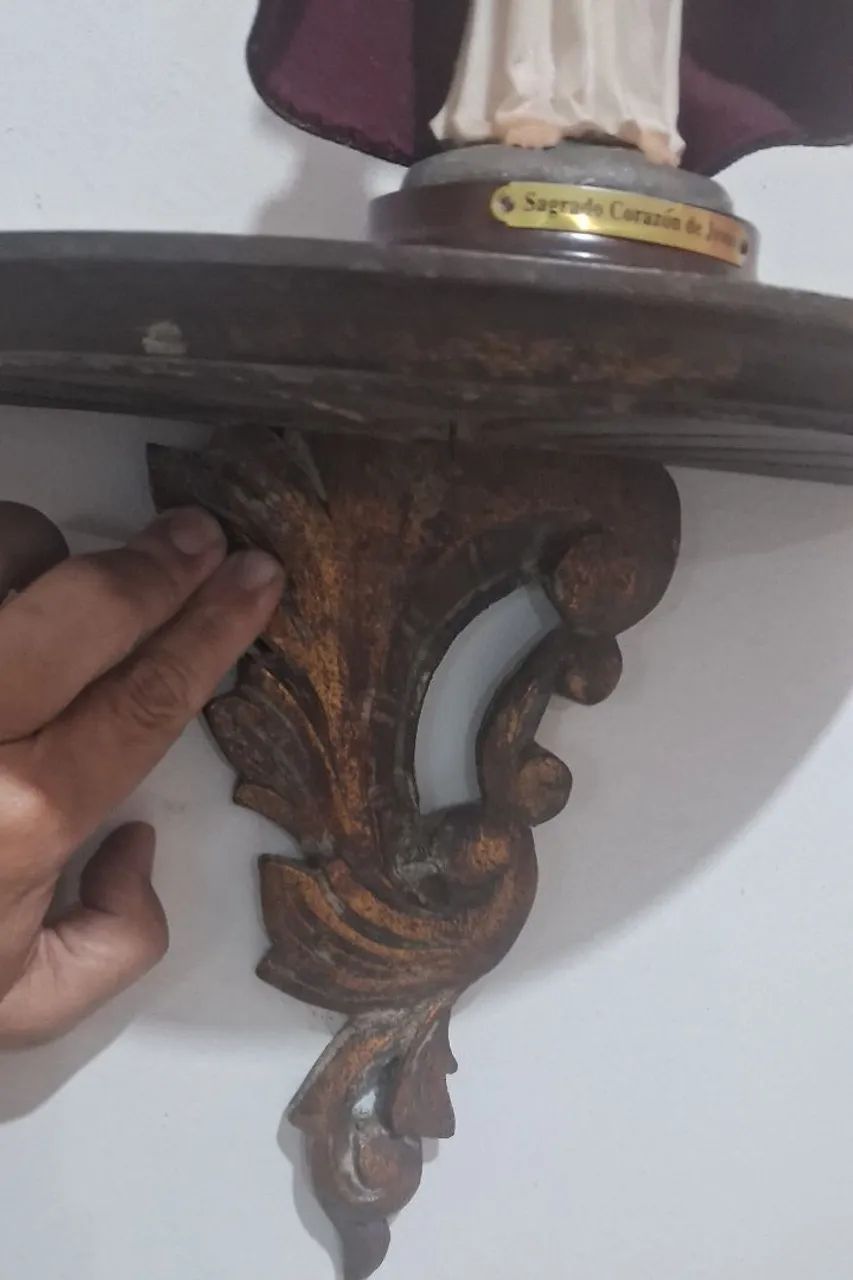 antiga peanha  de parede em madeira entalhada e patina dourada, com - Foto 2