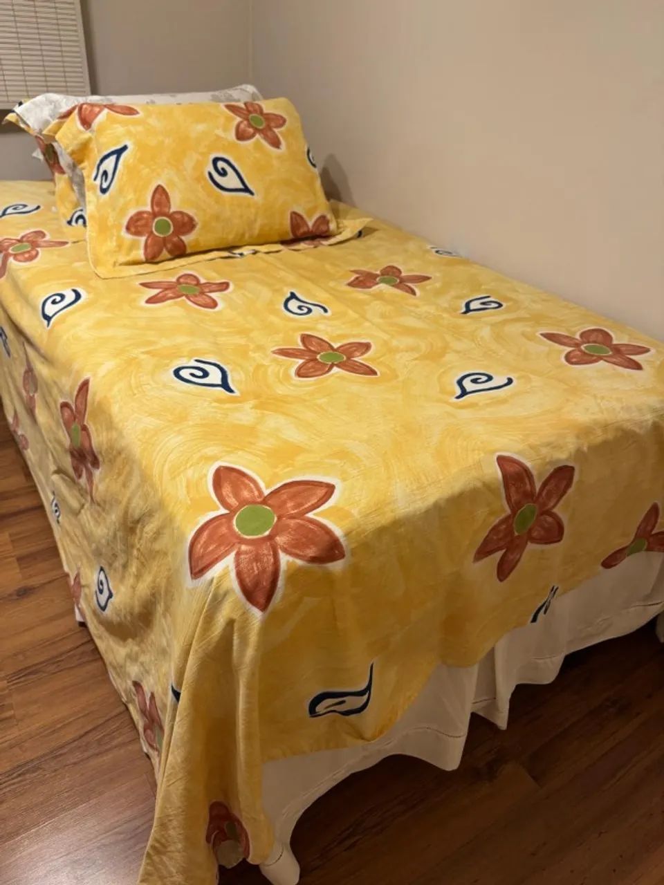 Cama box de viúvo com 2 colchões