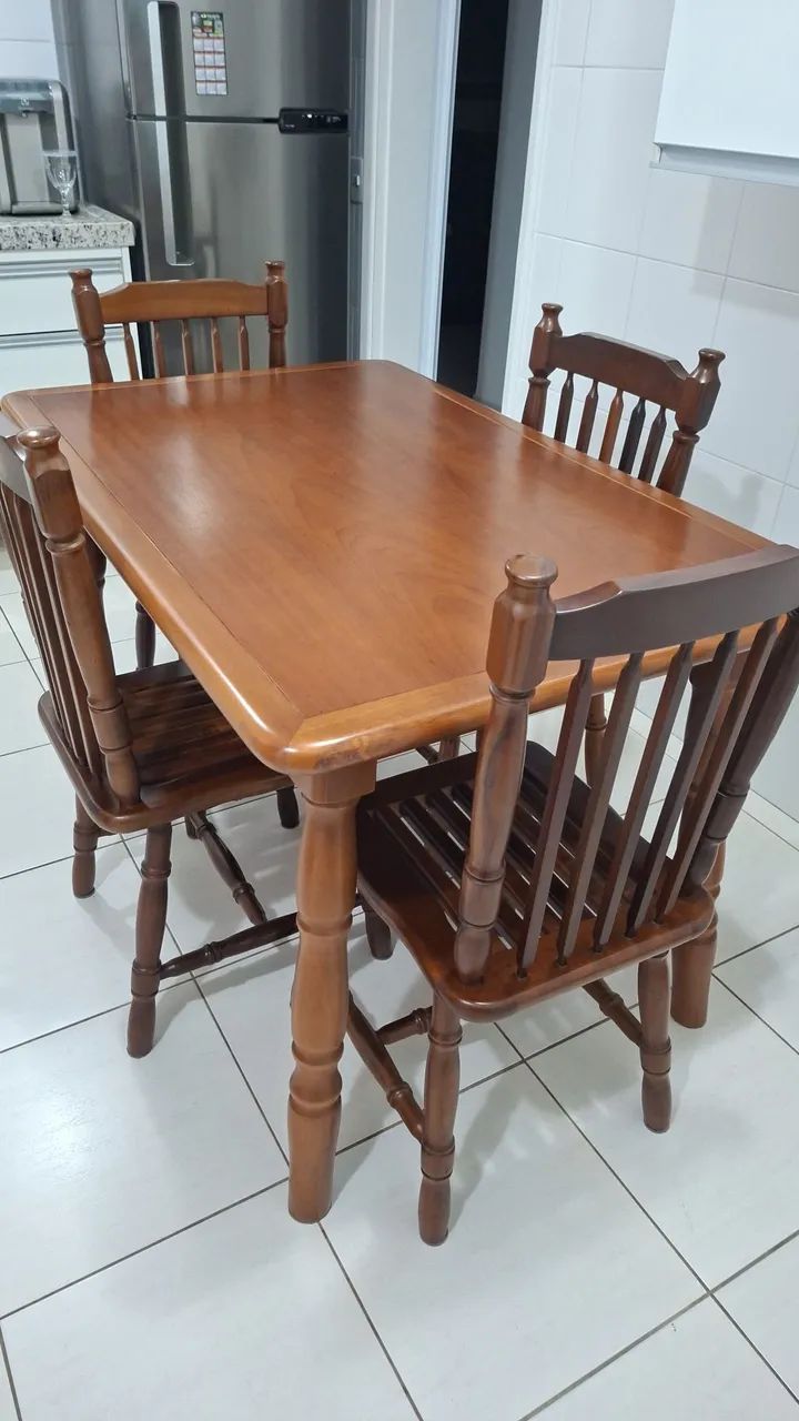 MESA COM CADEIRAS