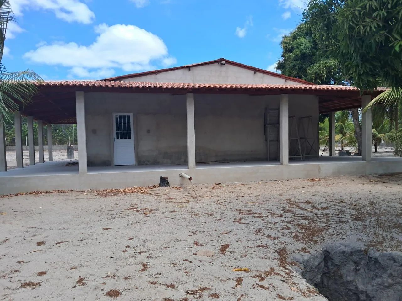 Sítio com casa em varjota.