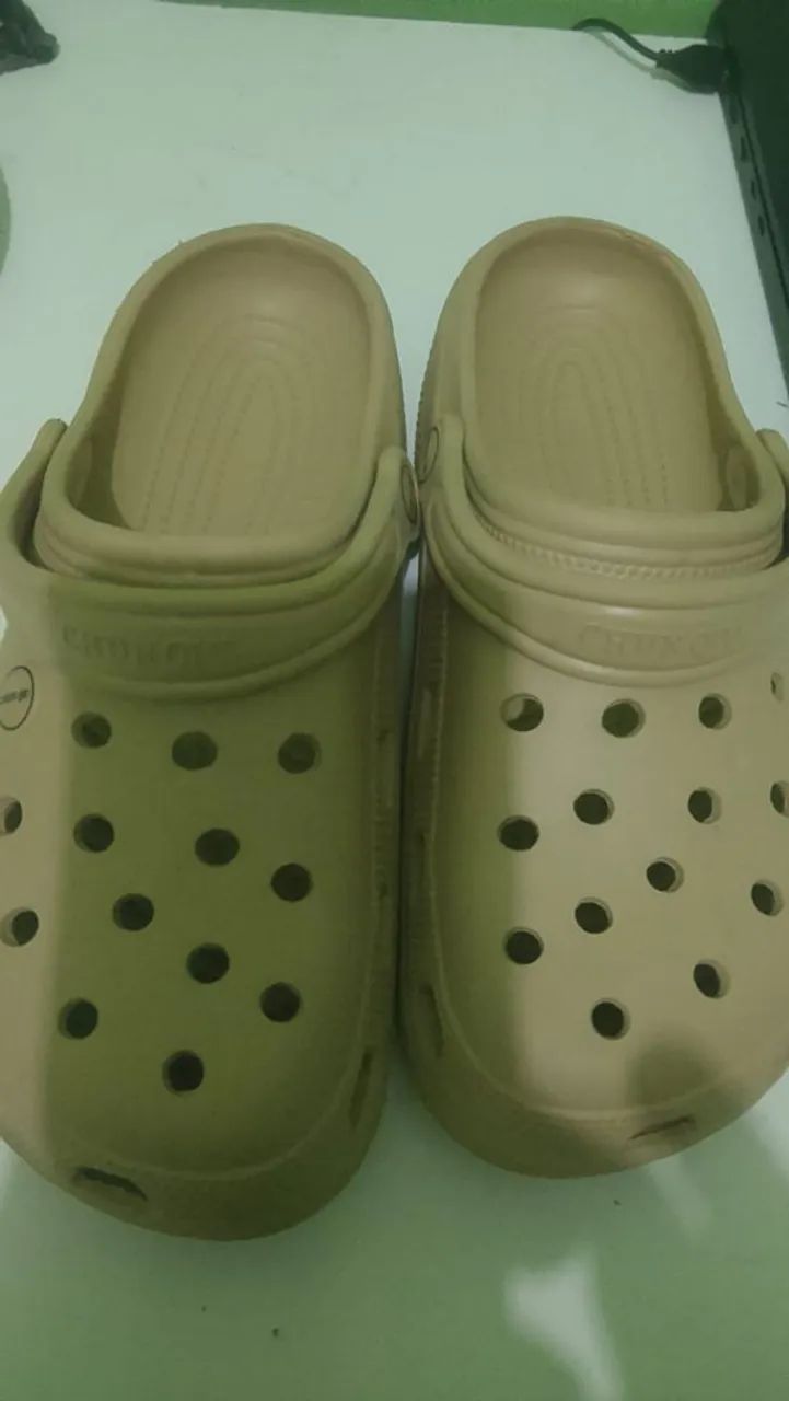 Crocks e tenis
