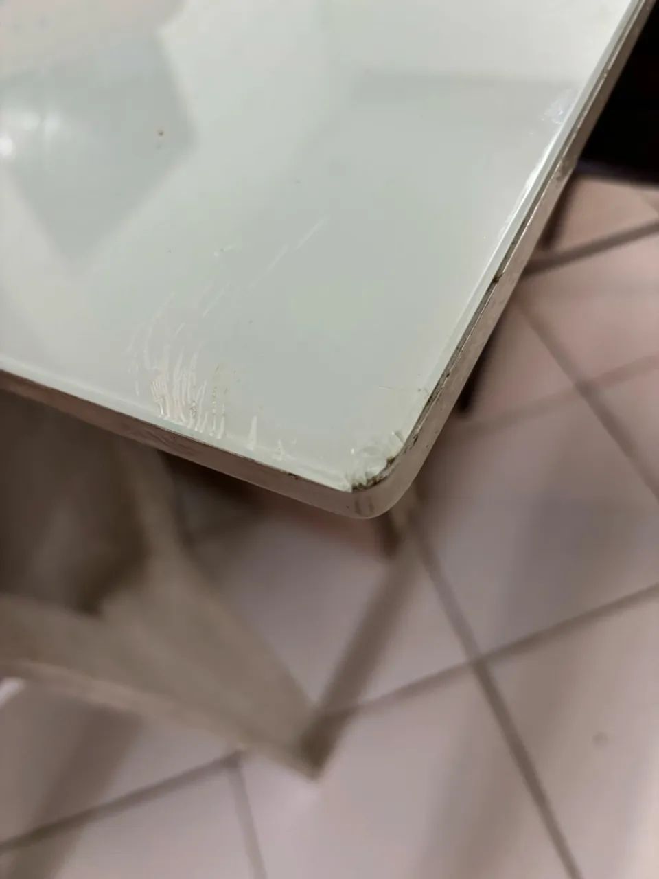 VENDO mesa com tampo de vidro COM DEFEITOS - Foto 4