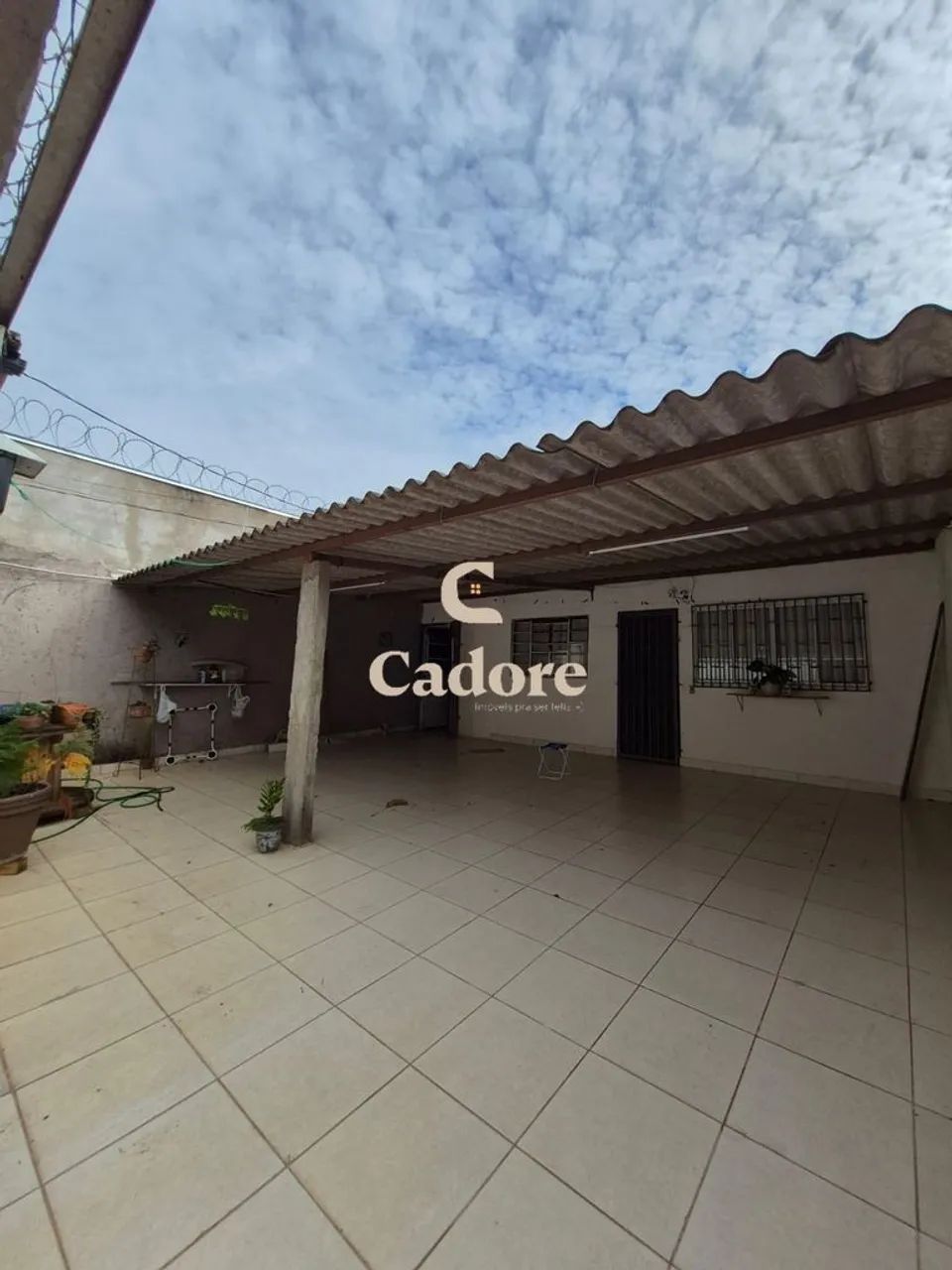 Casa no Pequis com 2 Quartos, 3 Vagas e Quintal Amplo