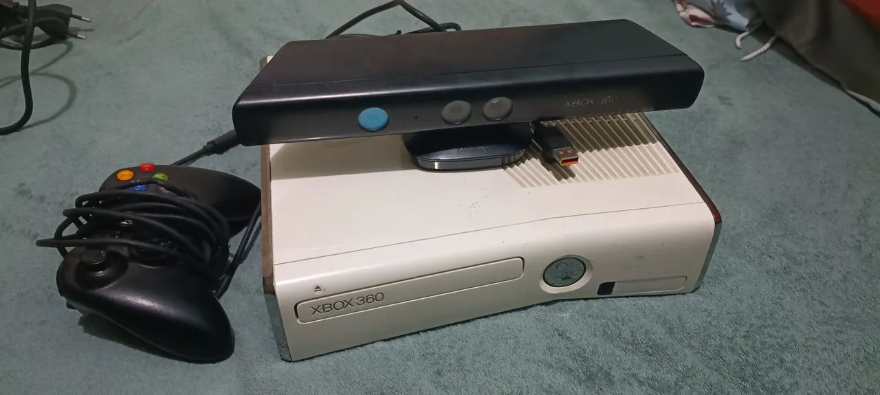 Xbox 360 4GB + Kinect (Console Não É Desbloqueado)