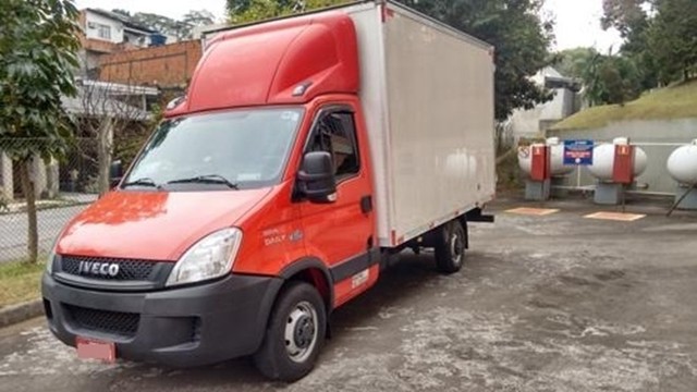 IVECO DAILY 35S14 COM BAÚ ANO 2015