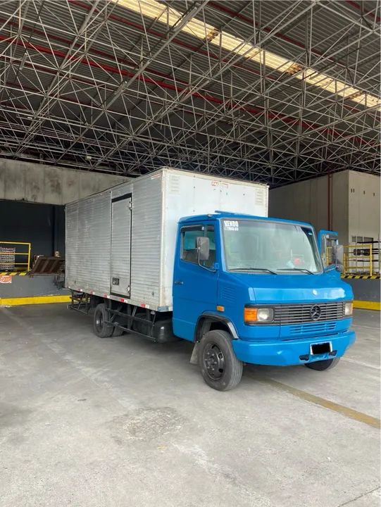 MB 710 Plus 2007 BAÚ 5,5m