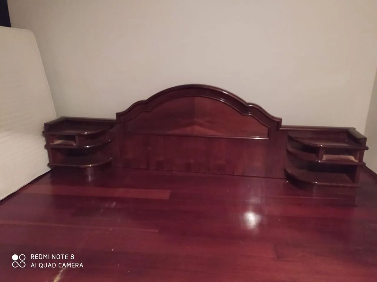 Cama de casal com criados em mogno