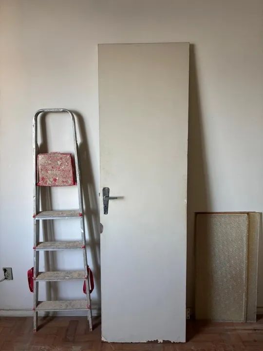 Porta de madeira branca 