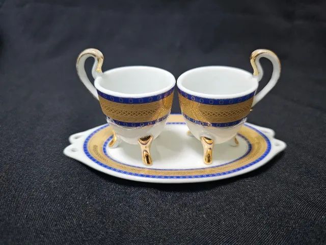 Conjunto de 2 xícaras e pires em porcelana fina - acompanha porta-pires