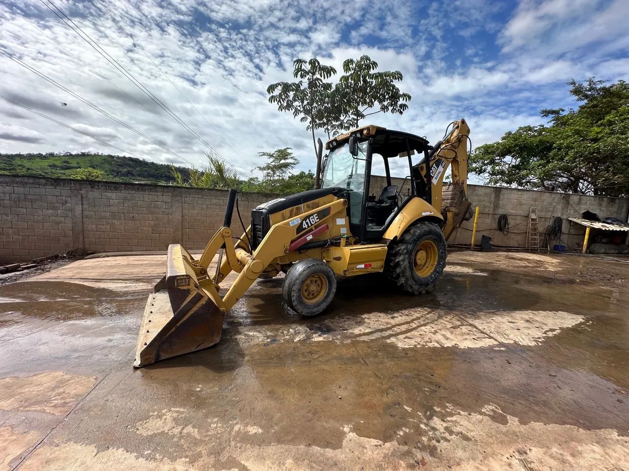 Retroescavadeira Caterpillar 416E 2013 4X2 