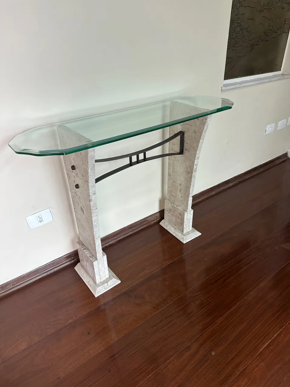 Aparador vintage com base em mármore Travertino (sem detalhes) e tampo em vidro 