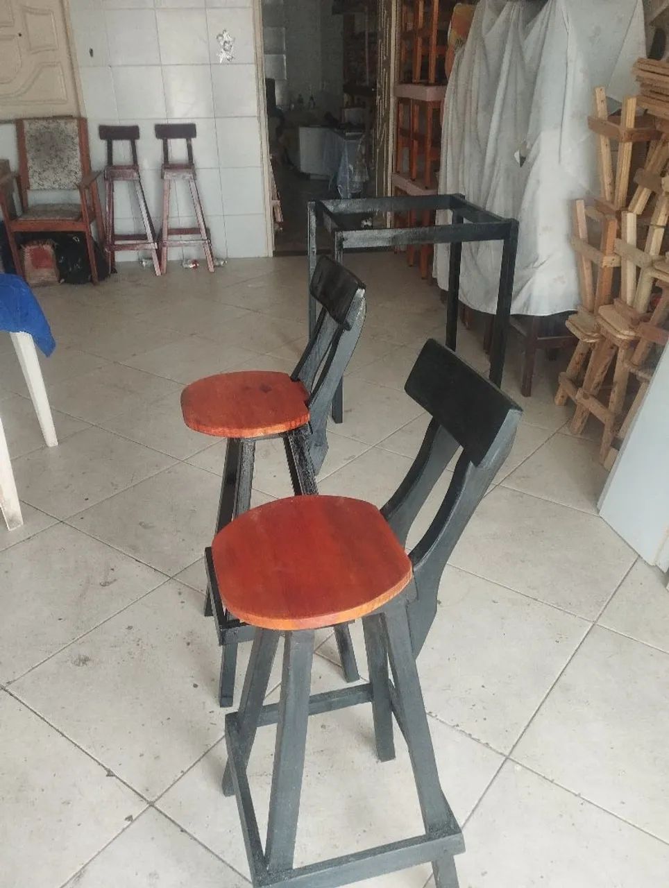 2 Banquetas de madeira com encosto