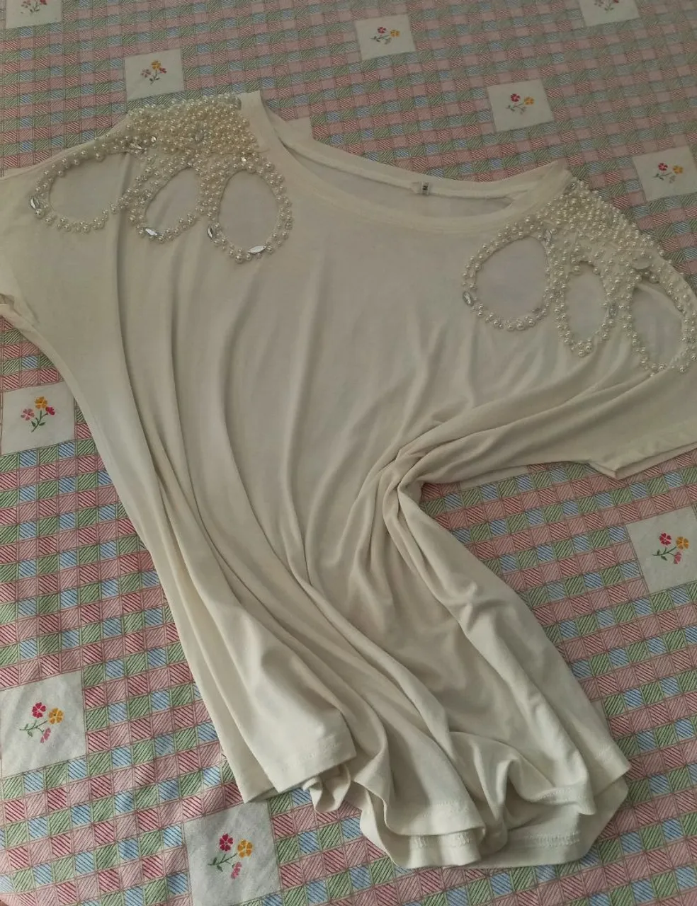 Blusa branca com pedrarias