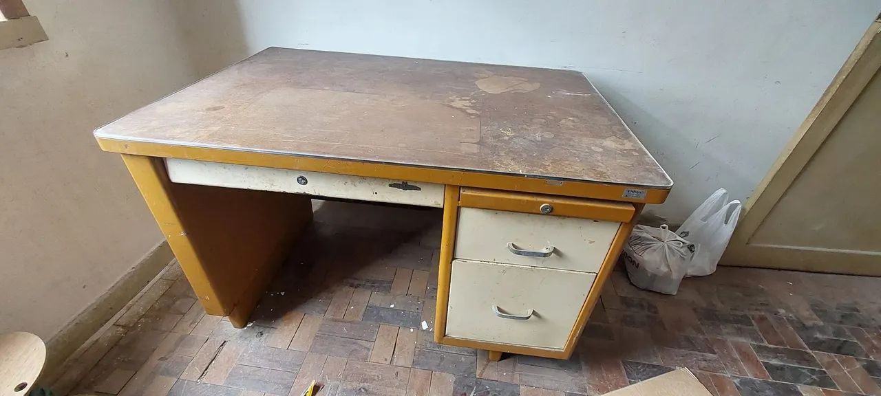 Escrivaninha de metal amarela com gavetas