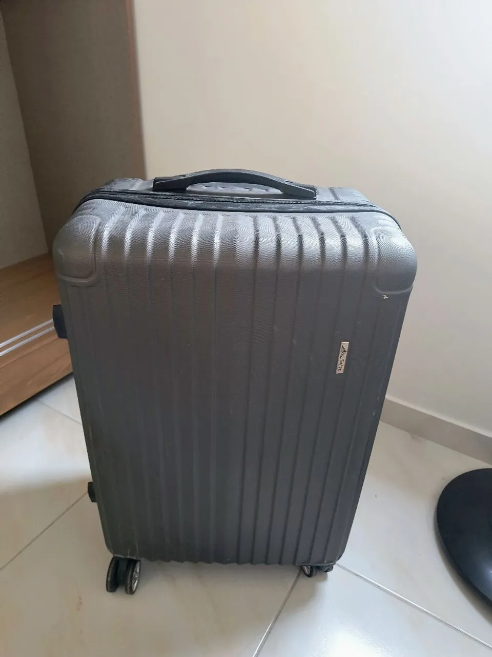 Mala de viagem cinza com rodinhas