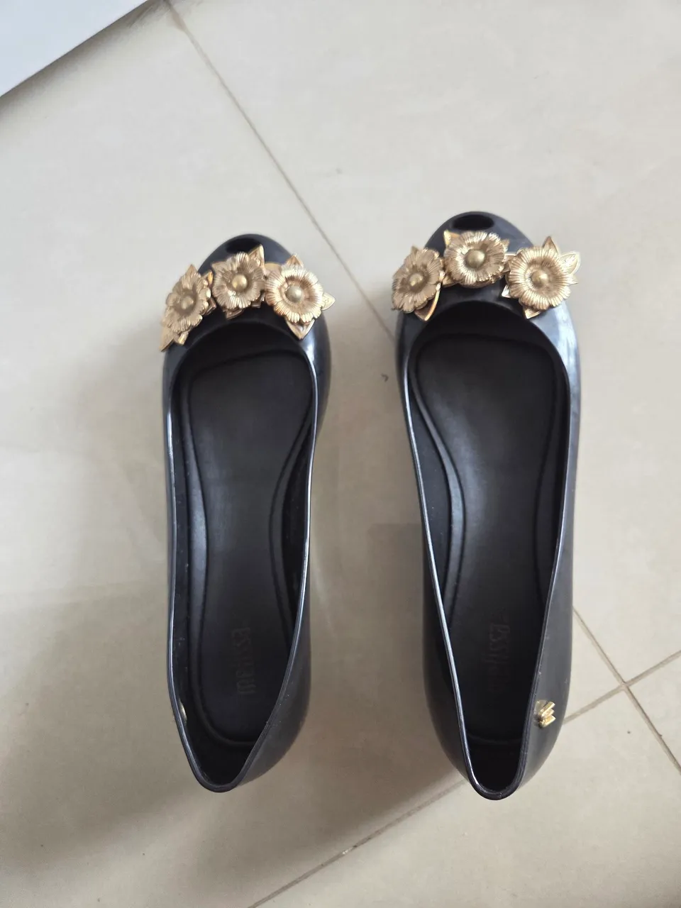 Sapatilha Melissa Preta com Detalhes Dourados original.