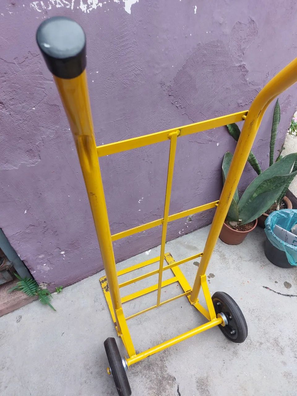 Carrinho de mão de ferro amarelo - Foto 3
