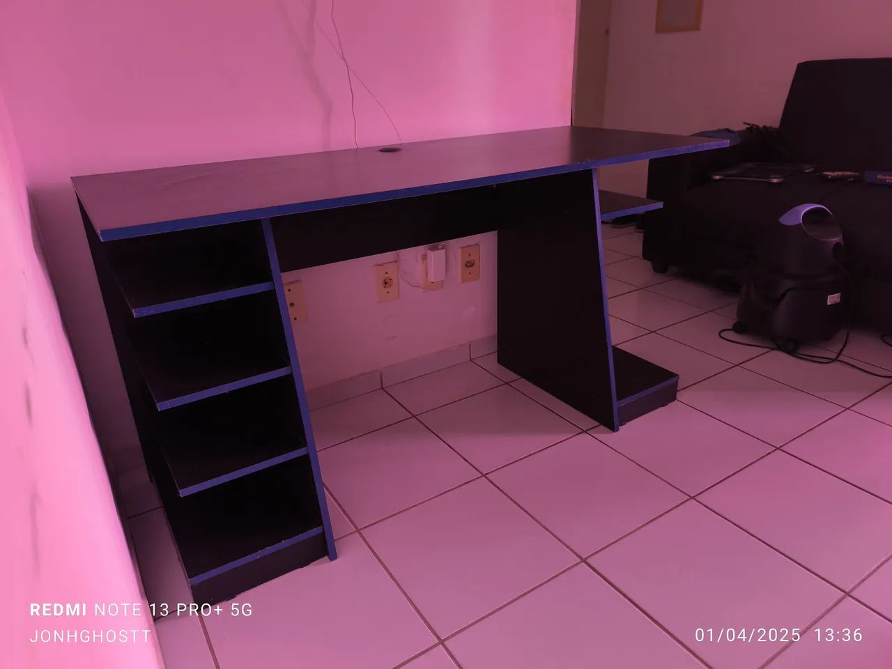 Mesa de escritório com prateleiras - Foto 3