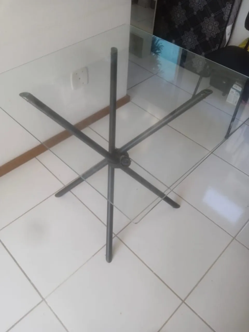 Mesa de vidro com base em X