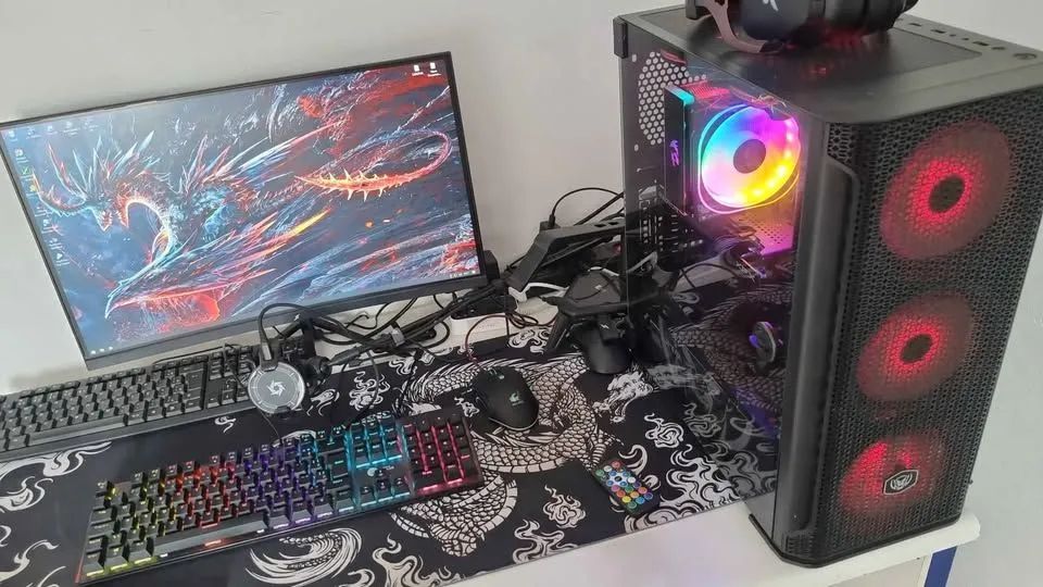 Ryzen 7 5700x RX 6650XT MONITOR 180 HZ