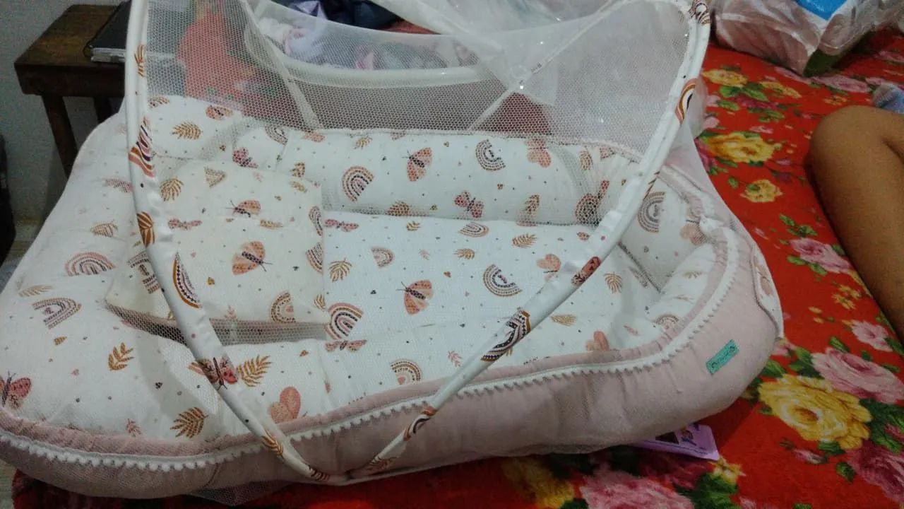 Berço portátil com mosquiteiro