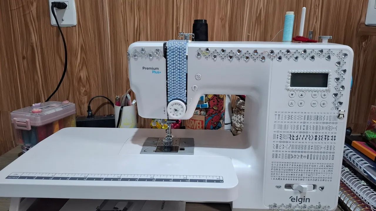 Maquina de costurar Elgin 1 ano de uso.