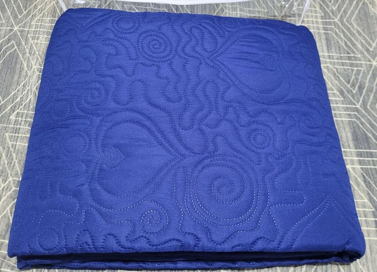 Colcha azul marinho com detalhes em matelassê