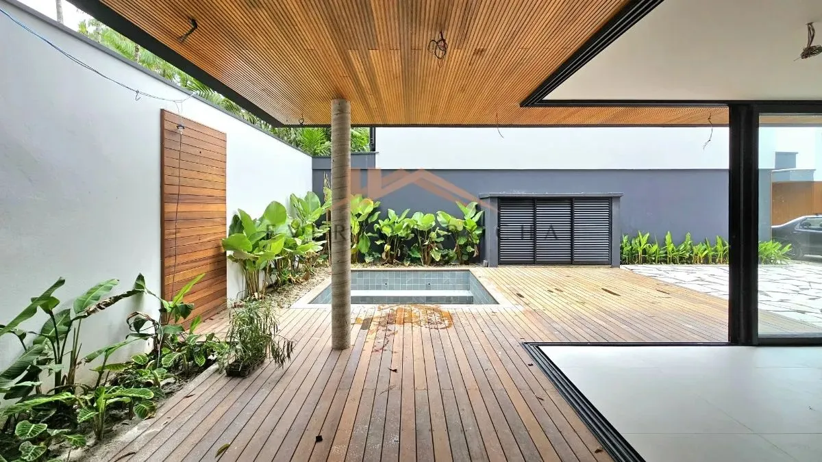 Casa de condomínio novo para venda na Barra do Sahy - 4 suítes e piscina privativa