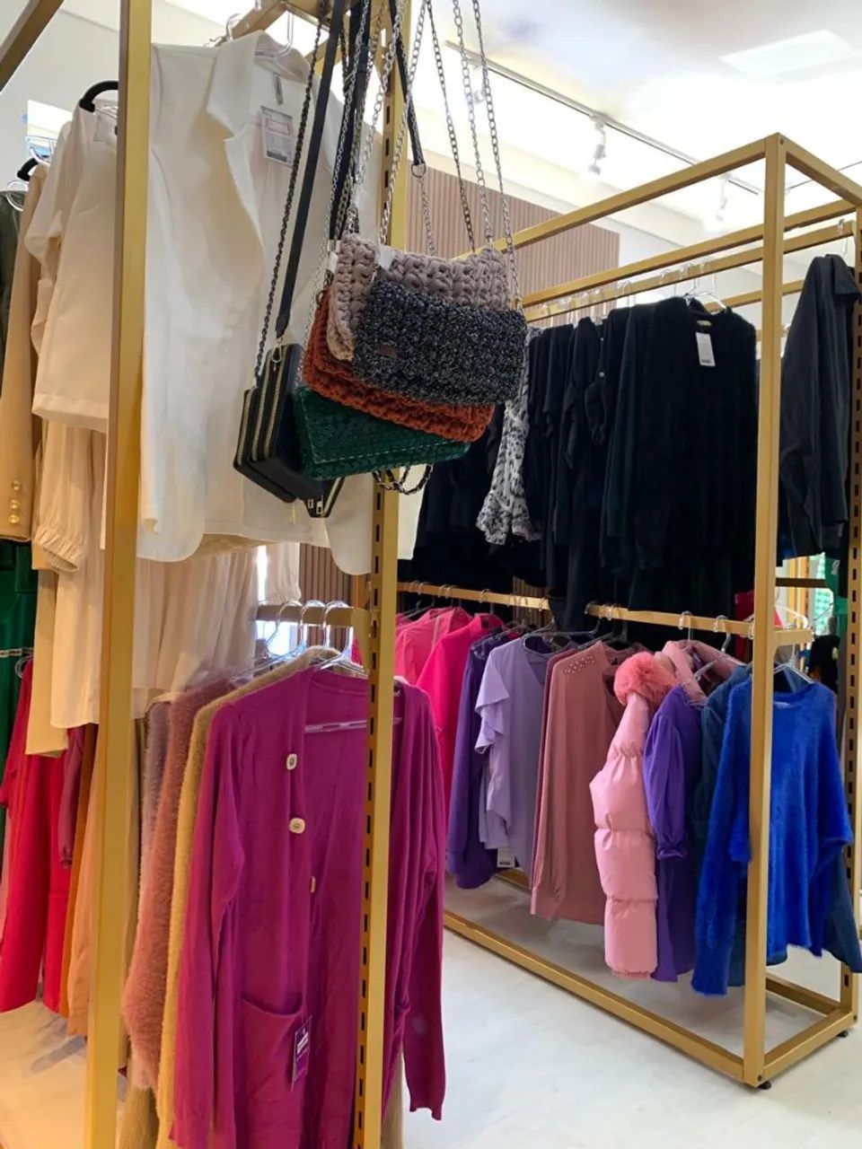  Araras em Metal Dourado - Sofisticação e Versatilidade para sua Loja ou Closet! ? - Foto 2