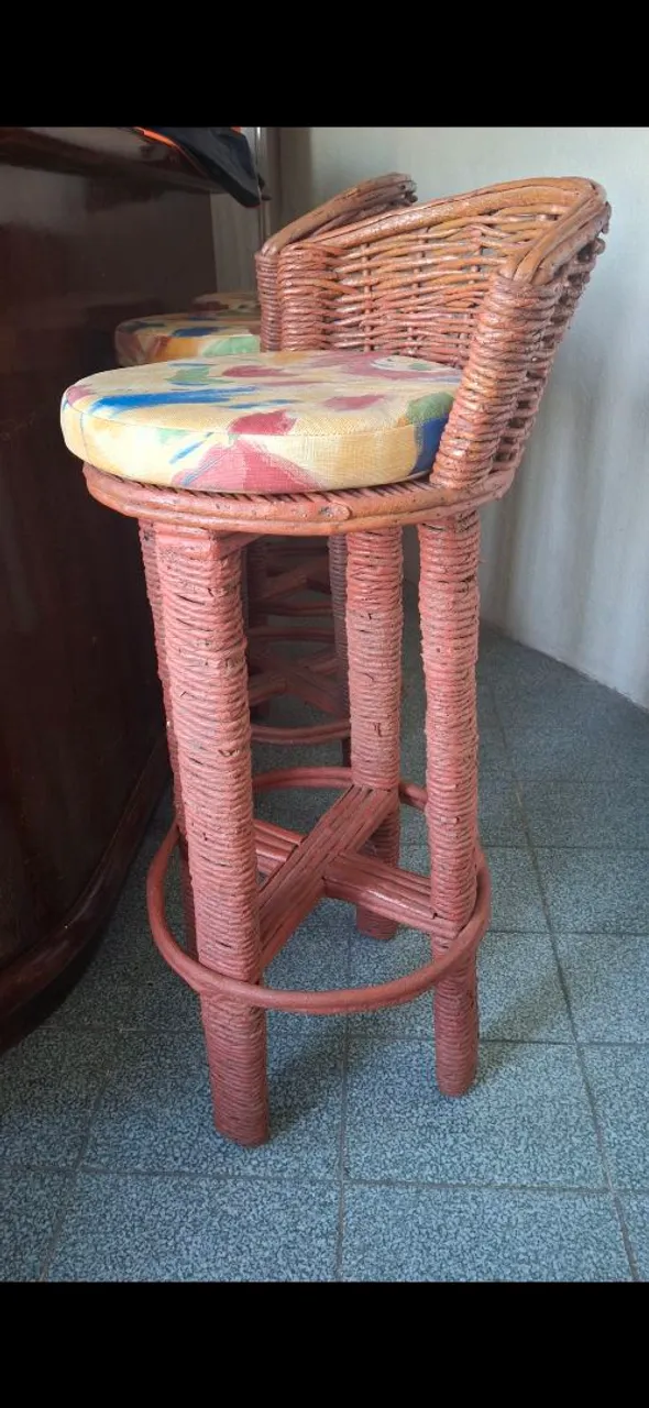 Banqueta de vime com assento estofado