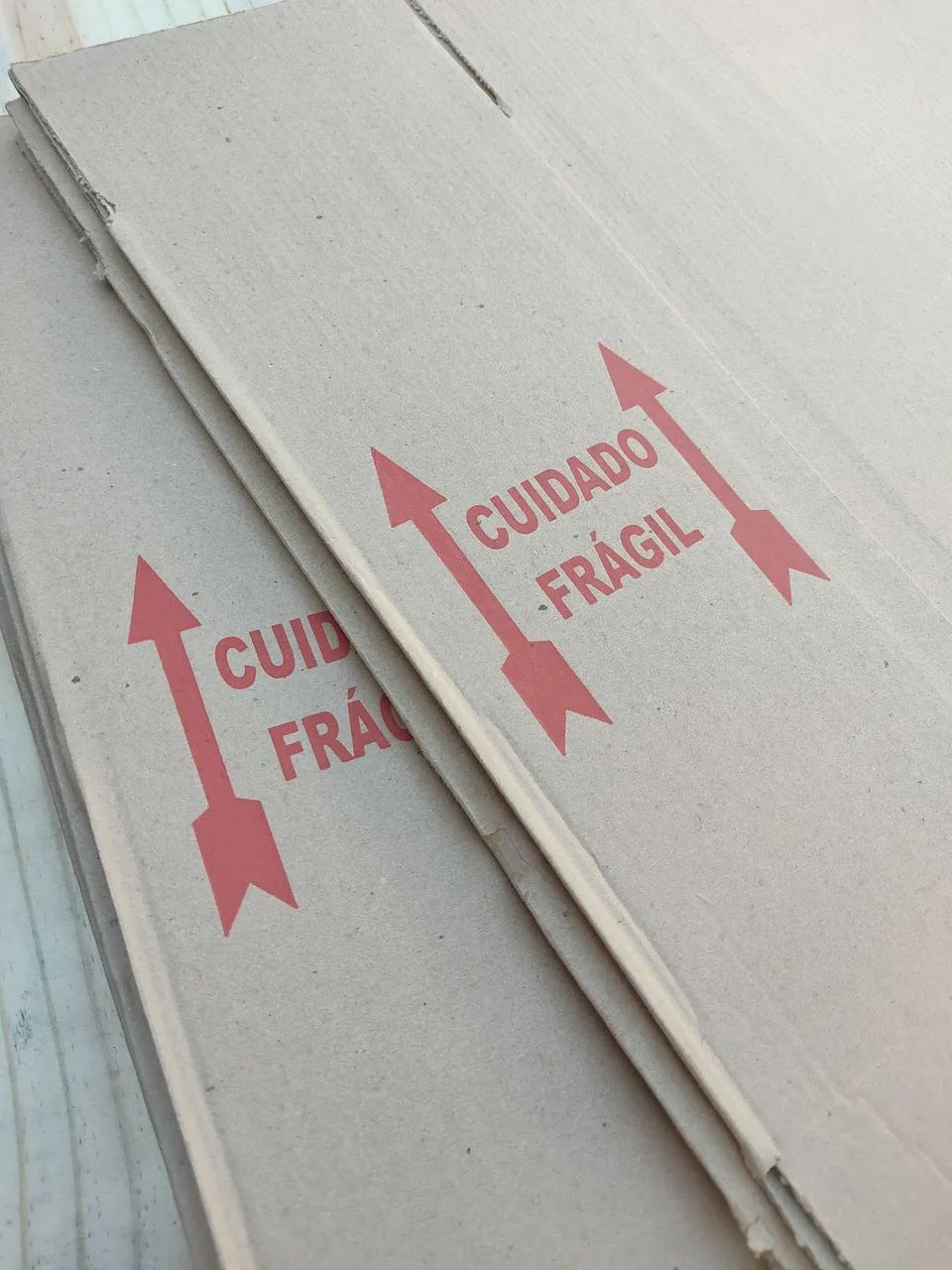 Caixa de papelão com aviso 'Frágil' - Foto 3